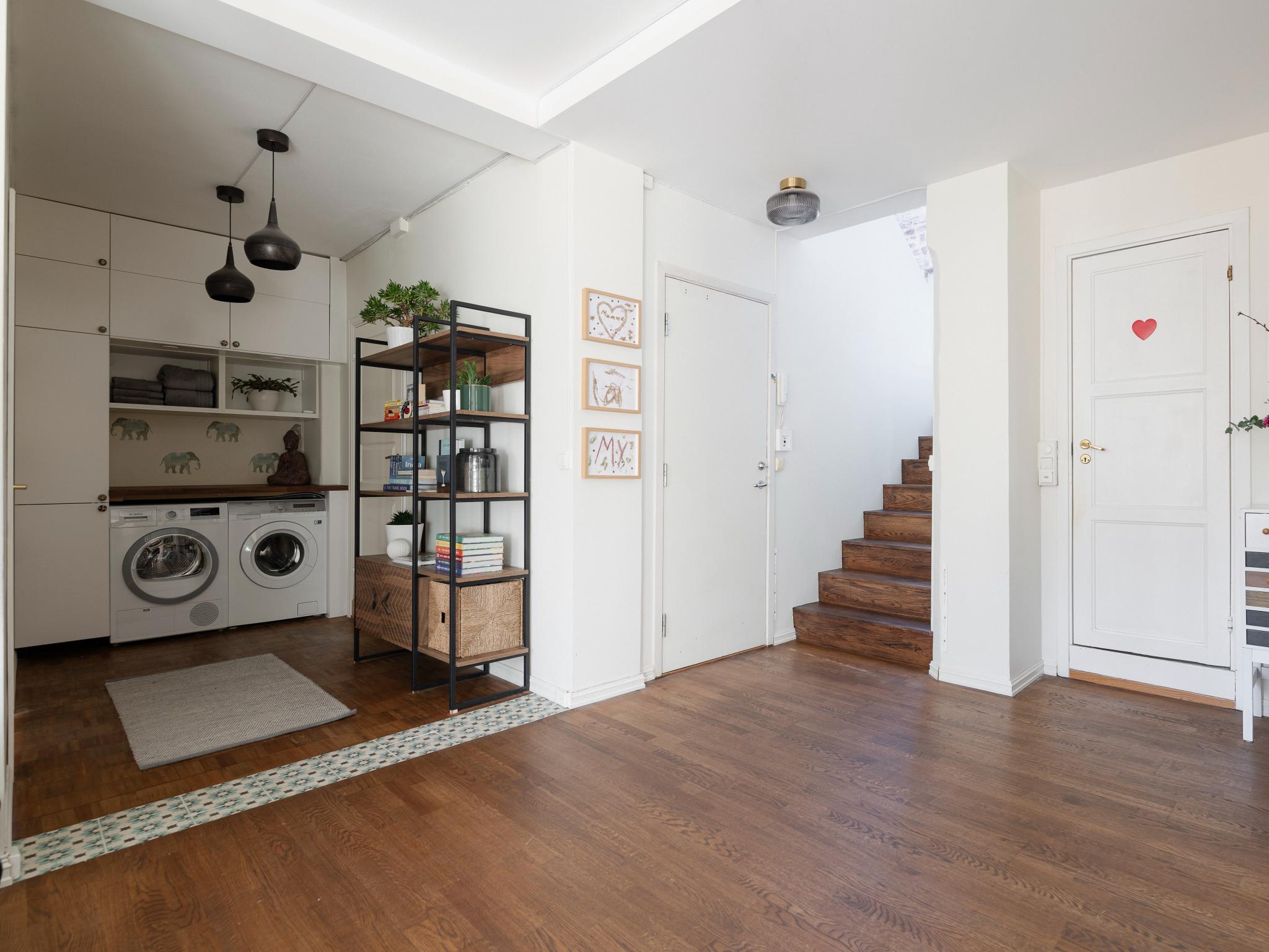 Dette er en lekker og gjennomført toppleilighet med en fin blanding av moderne og klassiske løsninger. Fliser er fra Farfar Fliser på Sagene.